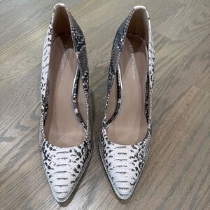 BCBGeneration Harleigh Pointy Toe Pumps Snake Print Size 9